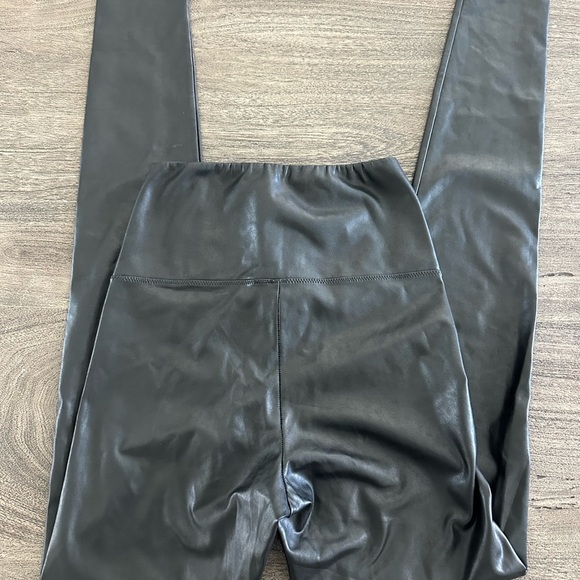 Wilfred Free Monochrome Label - Picture 3 of 8